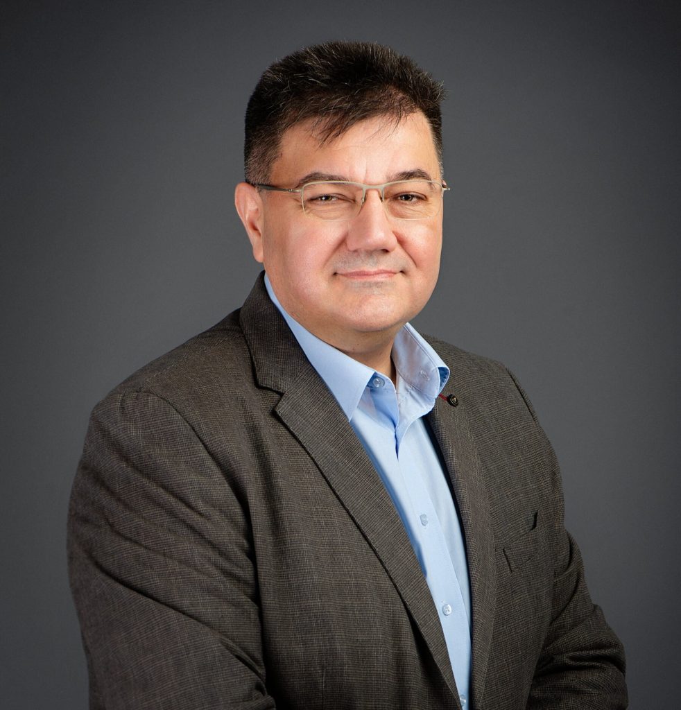 Conflictul din Orientul Mijlociu lovește puternic industria de inteligență artificială Conflictul în desfășurare în Orientul Mijlociu lovește puternic industria de inteligență artificială (AI), afectând bazele sale fizice și financiare, dar, paradoxal, accelerând în același timp adoptarea AI în domeniul militar