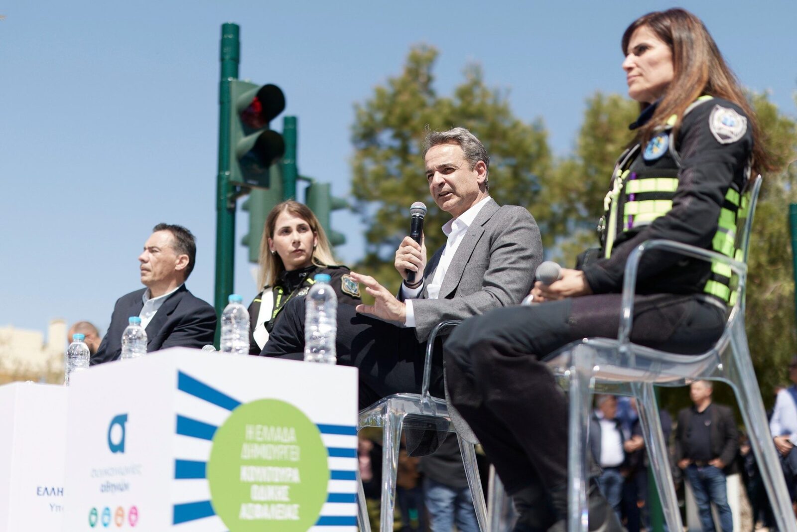 Premierul greciei anunță înăsprirea controalelor rutiere Noua lege rutieră în Grecia, cu accent pe utilizarea camerelor de supraveghere, va intra în vigoare în curând, conform anunțului făcut de prim-ministrul KYRIAKOS MITSOTAKIS