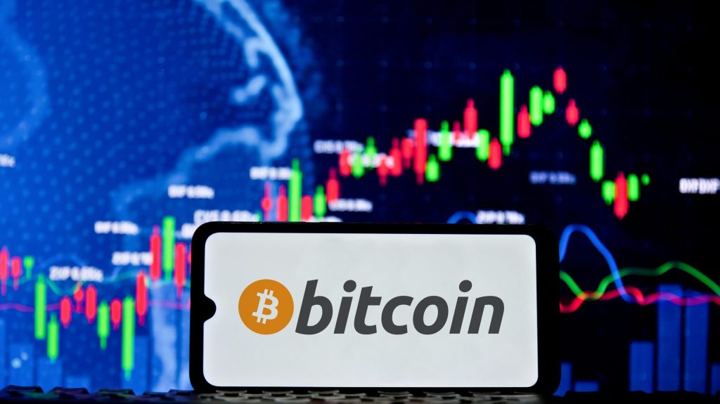 Bitcoin, la un pas de prăbușire? Analiștii avertizează: Vine declinul masiv!