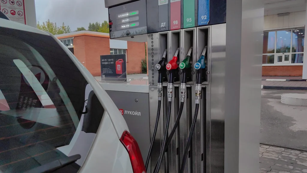 Ieftinirea carburanților, „fotografie de moment”? Avertismentul lui Adrian Negrescu