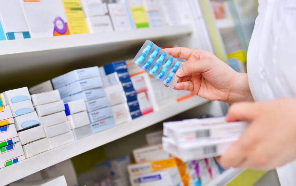 Program farmacii Paște 2026: Unde găsești servicii non-stop în noaptea de Înviere