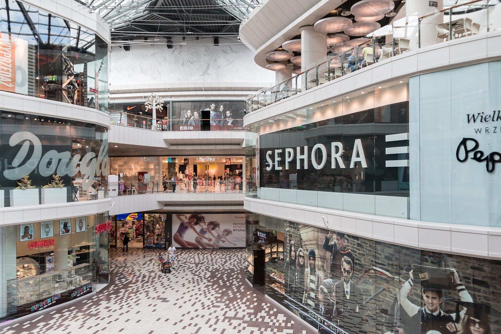 Mall-urile din București, program special de Paște: Unde poți face cumpărături pe 12 aprilie Bucureștenii care doresc să facă cumpărături de Paște trebuie să țină cont de programul special al mall-urilor