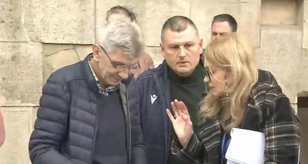 Protest spontan la primăria capitalei: Sute de locuri de muncă, în pericol!