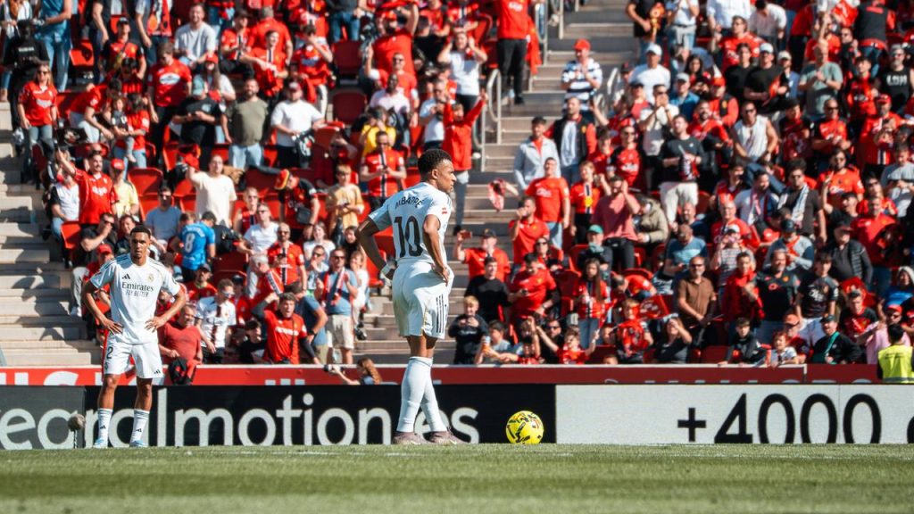 MADRIDUL, ÎNCURCAT! REAL pierde surprinzător cu MALLORCA și pune în pericol lupta pentru titlu MADRID, 4 aprilie 2026 – Real MADRID a suferit o înfrângere neașteptată în deplasare, scor 1-2, în fața modestei echipe RCD MALLORCA, antrenată de MARTIN Demichelis