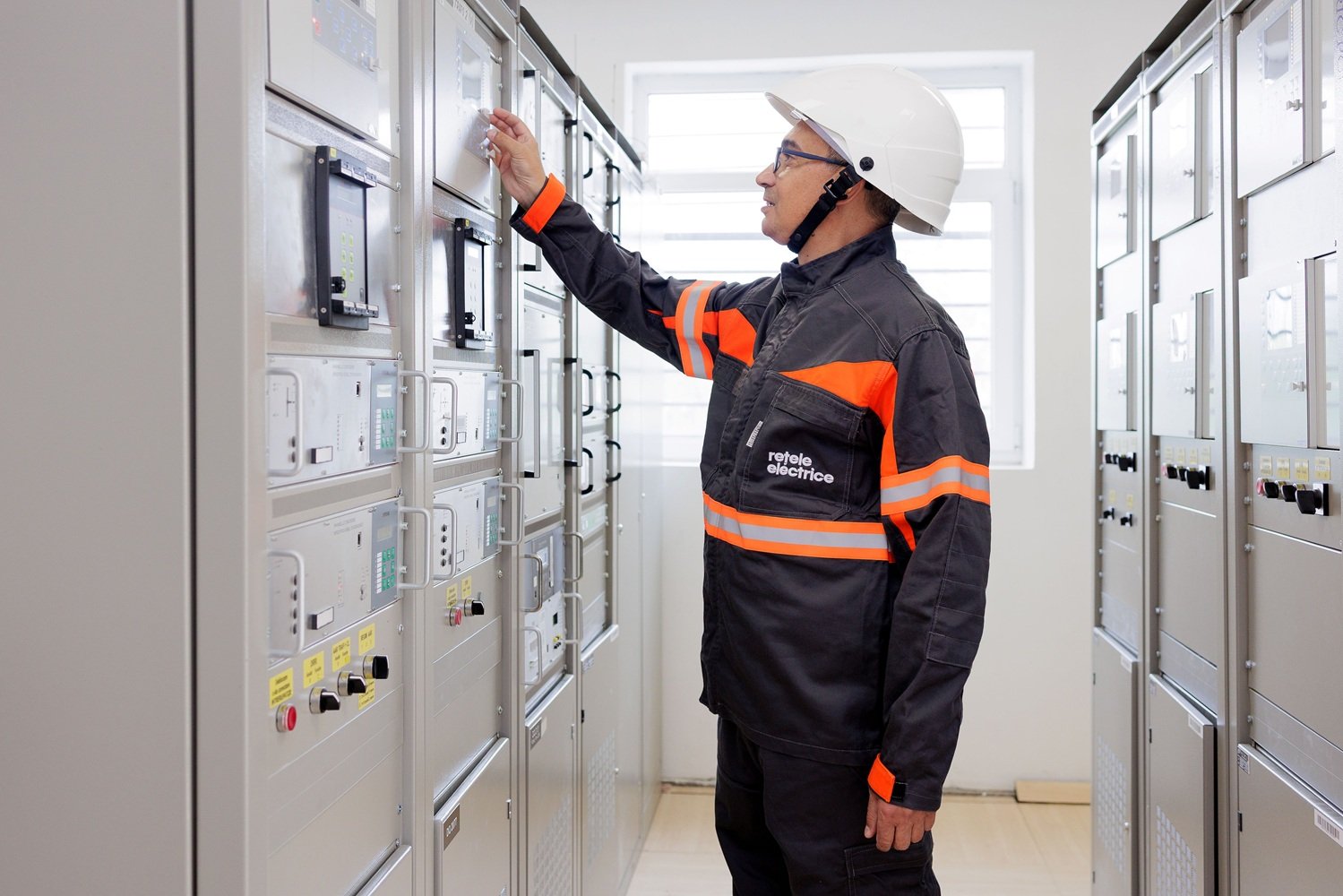 REȚELE ELECTRICE România a investit 1,4 miliarde de lei în rețelele de distribuție în 2025 București – REȚELE ELECTRICE România (RER), operatorul de distribuție a energiei electrice parte a grupului PPC în România, a investit aproximativ 1,4 miliarde de lei în 2025 pentru modernizarea rețelelor de distribuție