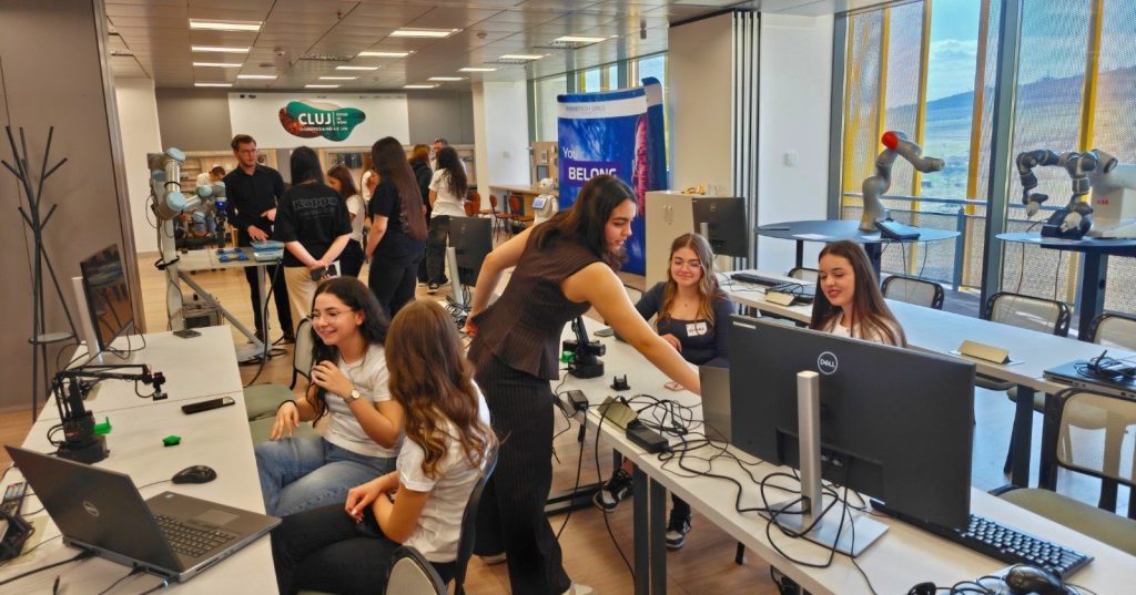 Un program pilot al Agenției de Dezvoltare Regională (ADR) Nord-Vest a atras 120 de eleve de gimnaziu și liceu din județele Cluj și Sălaj, acestea participând la ateliere de robotică, creație digitală și inteligență artificială