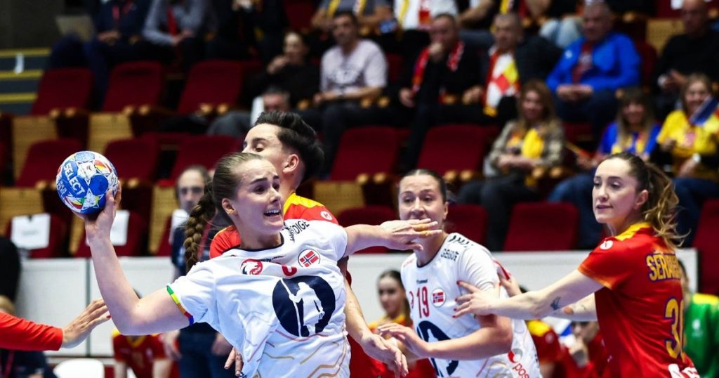 România, zdrobită de Norvegia în EHF Euro Cup Echipa națională de handbal feminin a României a suferit o înfrângere categorică în fața Norvegiei, scor 25-45, în etapa a cincea a turneului EHF Euro Cup