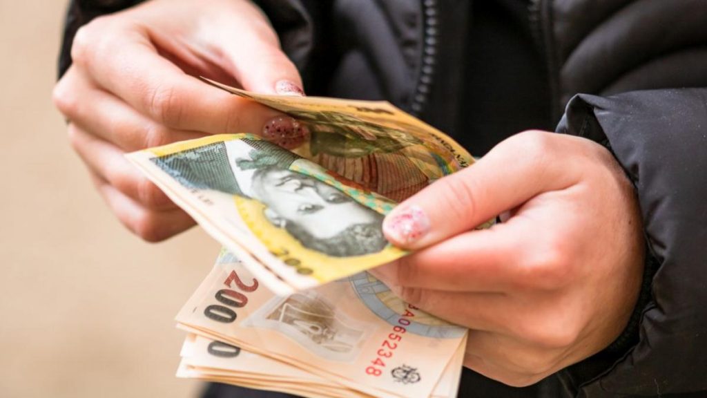 Pensiile mici primesc ajutor financiar la Paște și Crăciun; Anunțul lui Florin Manole Bucurie pentru peste 2,8 milioane de pensionari din România
