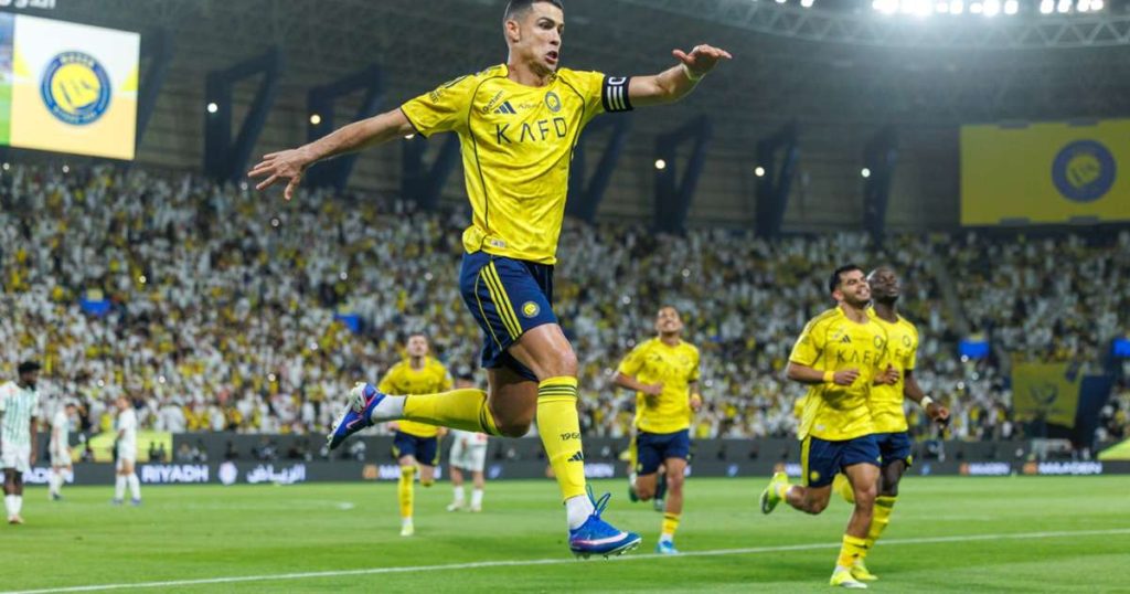 Cristiano Ronaldo, dublă de senzație la aniversarea a 100 de meciuri în Pro League saudită A fost o seară de poveste pentru Cristiano Ronaldo, care a marcat două goluri pentru Al-Nassr, în victoria categorică cu 5-2 în fața celor de la Al-Najma, consolidându-și astfel poziția de lider în clasamentul Saudi Pro League