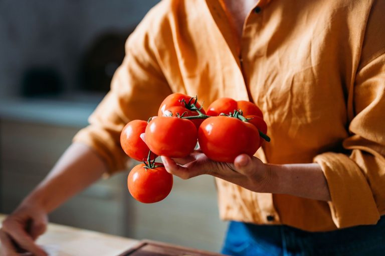 Roșiile românești au apărut, dar prețul e de-ți ia ochii: Cât dai pe-un kg în piețe?