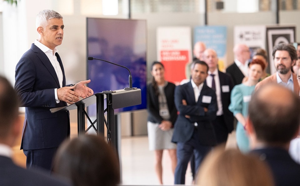 O geantă cu arme uitată de poliție, motiv de panică la reședința primarului LONDREI Un incident major de securitate a zguduit capitala britanică, după ce o echipă de polițiști înarmați a lăsat o geantă plină cu arme în apropierea locuinței primarului LONDON, Sadiq KHAN