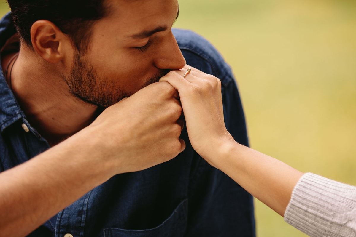 Sărutul de mână, interzis în Spania: Cum a ajuns gestul la verdictul de hărțuire