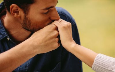 Sărutul de mână, interzis în Spania: Cum a ajuns gestul la verdictul de hărțuire