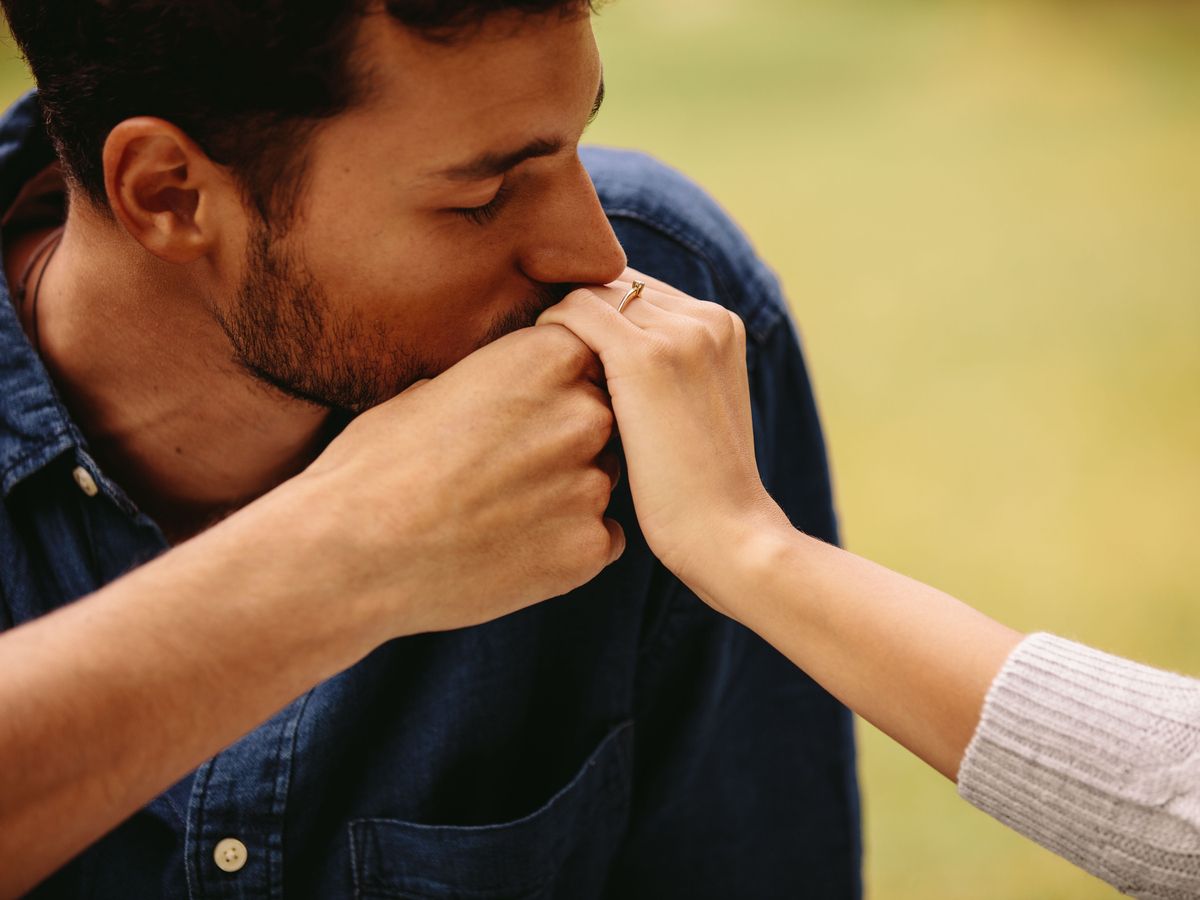 O instanță supremă din Spania a stabilit că sărutul mâinii unei femei, fără consimțământ, constituie agresiune sexuală, menținând o amendă de 1.620 de euro