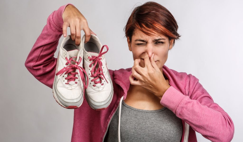 Scapă UȘOR de mirosul din pantofi: Trucul genial cu 2 ingrediente