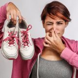 Scapă UȘOR de mirosul din pantofi: Trucul genial cu 2 ingrediente