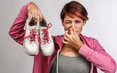 Scapă UȘOR de mirosul din pantofi: Trucul genial cu 2 ingrediente