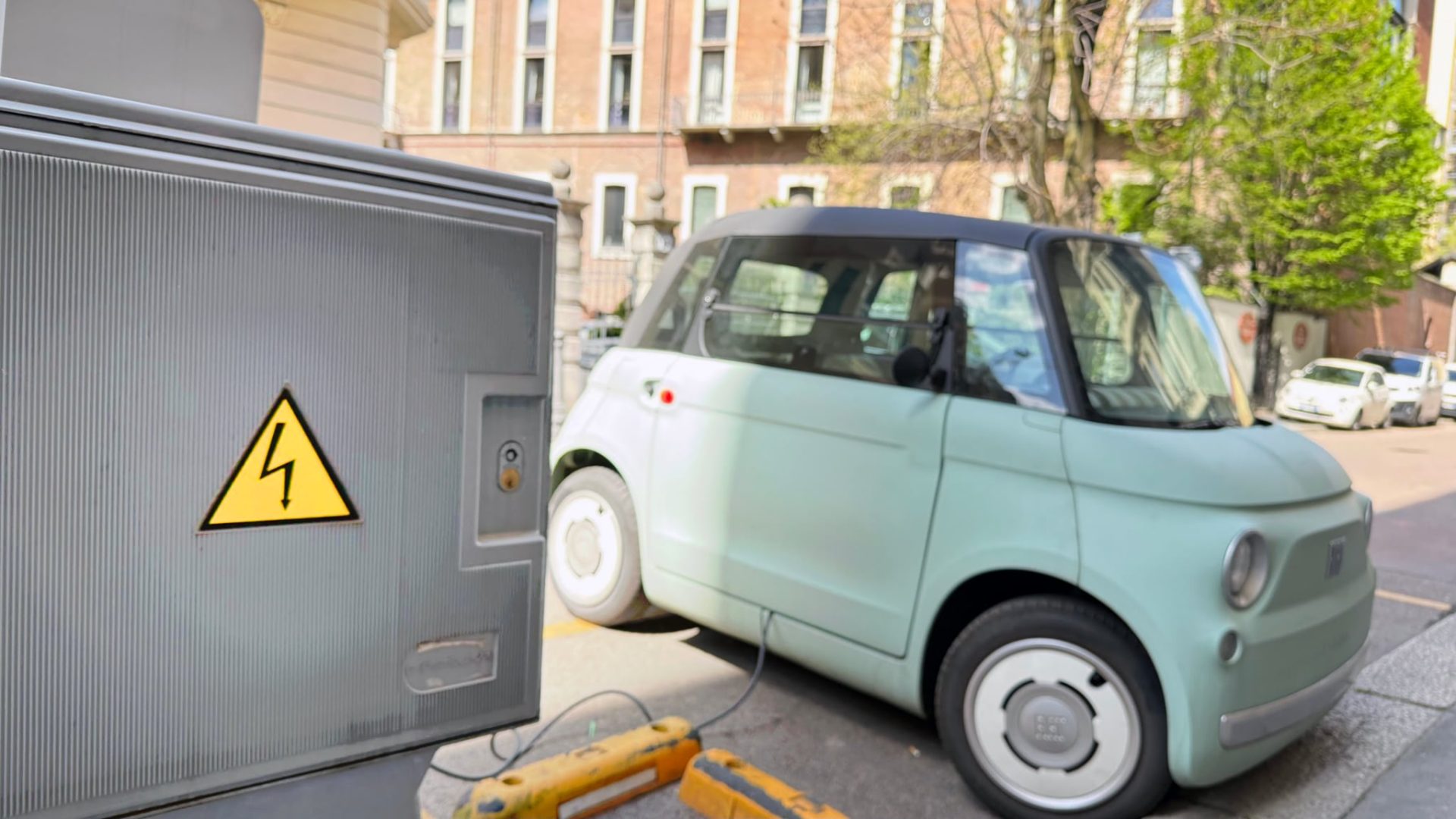 Amenzi pentru șoferii care parchează abuziv la stațiile de încărcare pentru electrice? Un proiect de lege vizează o reglementare clară Proiect de lege inițiat de parlamentari USR propune amendarea conducătorilor auto care ocupă locurile de încărcare a mașinilor electrice fără a le utiliza corect