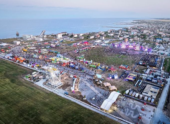 Selly, succes fulminant pentru festivalul NIBIRU: 10.000 de bilete vândute și un apel la prețuri corecte Vloggerul Selly a anunțat vânzarea a peste 10.000 de abonamente de trei zile pentru festivalul NIBIRU, la doar patru zile de la lansare