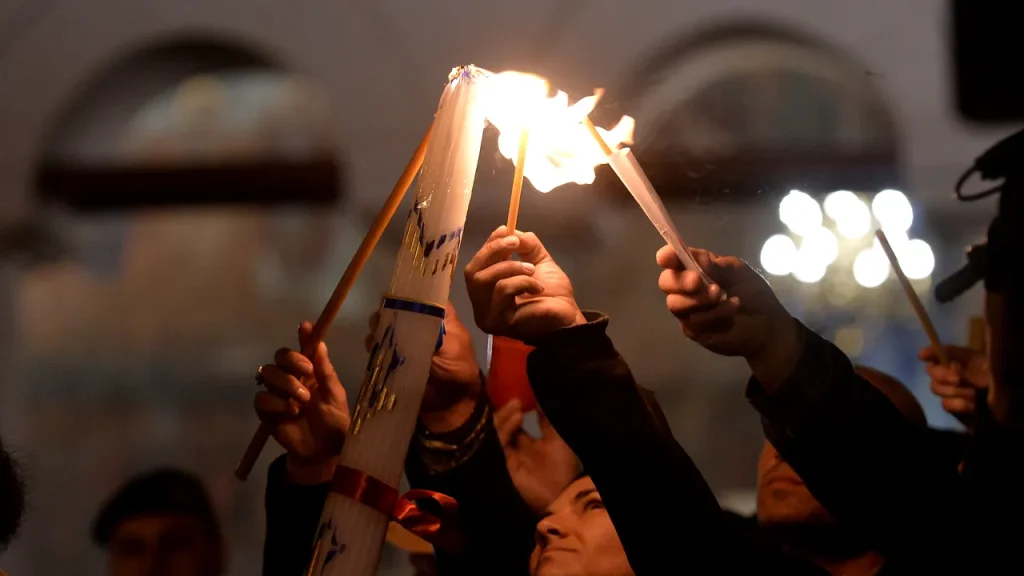 Sfânta Lumină va ajunge în România: Zbor special și restricții la Ierusalim Sfânta Lumină a Învierii va ajunge în România în acest an, însă condițiile sunt speciale, marcate de o mobilizare diplomatică și logistică considerabilă