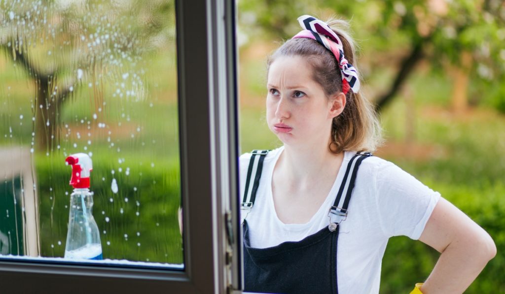 Soluția-minune pentru geamuri: Curățenie, respinge ploaia și praful!