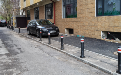 Stâlpișorii mutați pentru locurile de parcare: o practică controversată în mediul urban O situație inedită, dar totodată frustrantă, a generat un val de reacții în mediul online