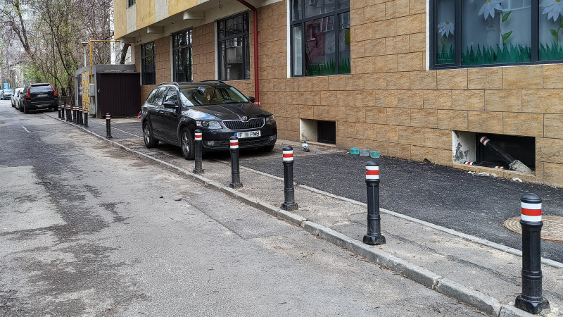 Stâlpișorii mutați pentru locurile de parcare: o practică controversată în mediul urban O situație inedită, dar totodată frustrantă, a generat un val de reacții în mediul online