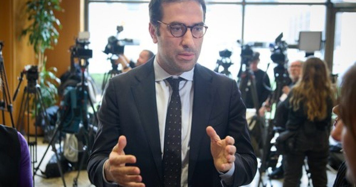 Miniștrii de Finanțe din cinci țări europene solicită un nou impozit pe profiturile companiilor energetice Miniștrii de Finanțe din Spania, Germania, Italia, PORTUGALIA și AUSTRIA au adresat COMISIEI EUROPENE o scrisoare prin care solicită introducerea unui nou impozit pe profiturile companiilor energetice