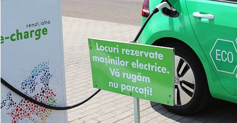 Un proiect de lege inițiat de USR propune modificarea Codului Rutier pentru a sancționa staționarea vehiculelor pe locurile destinate încărcării mașinilor electrice, dacă acestea nu se află efectiv în procesul de alimentare cu energie