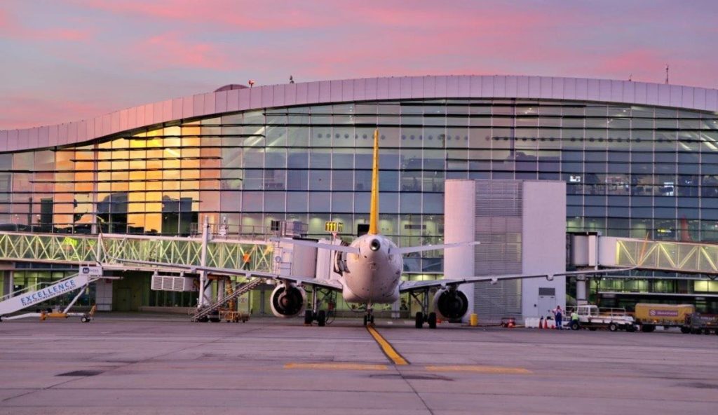 Aeroportul Otopeni va avea șapte stații de încărcare ultra-rapidă pentru mașinile electrice Compania Națională Aeroporturi București (CNAB) va monta șapte stații de încărcare ultra-rapidă pentru autovehicule electrice la Aeroportul Internațional „Henri Coandă”