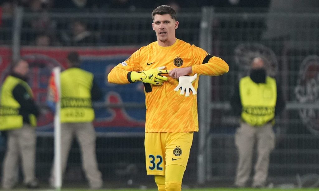 Întoarcere de situație la FCSB: Ștefan Târnovanu, pe punctul de a părăsi echipa Portarul Ștefan Târnovanu pare să se afle pe punctul de a părăsi FCSB în perioada de transferuri din vară