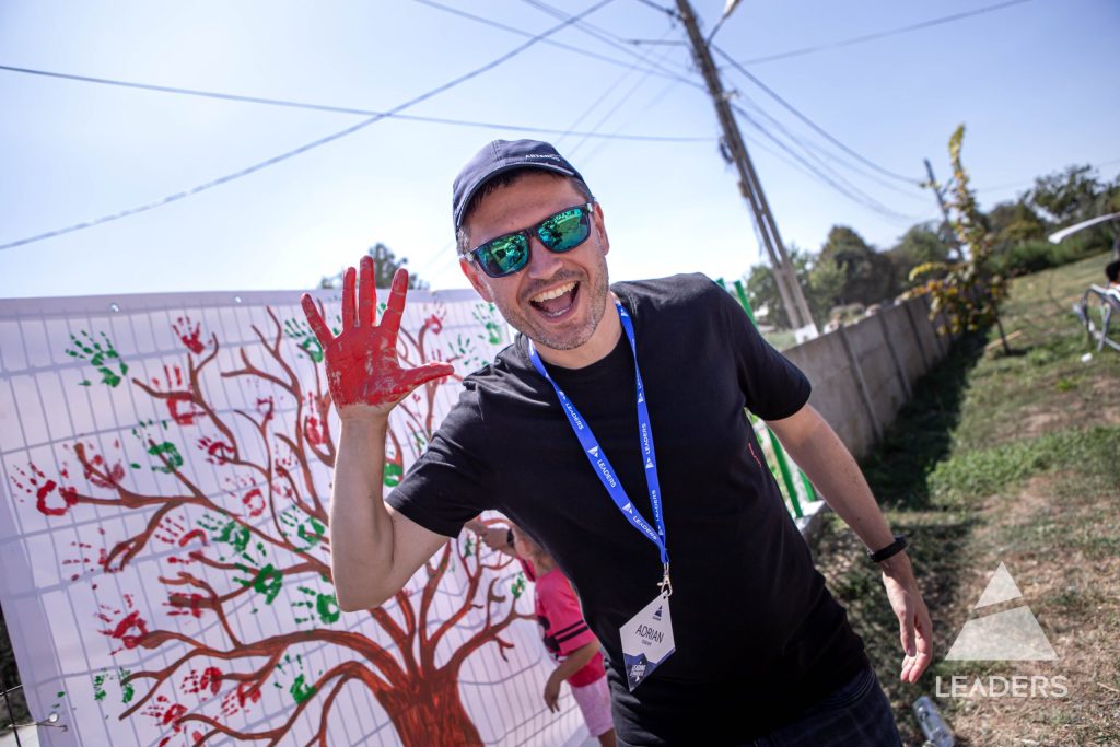 De ce învață copiii valențele? Un antreprenor reflectă asupra educației Adrian Sandu, Trainer & Coach LEADERS și fondator scoaladeasertivitate.ro, a reflectat asupra provocărilor educaționale moderne, pornind de la o discuție cu fiica sa, Miruna, în vârstă de 13 ani