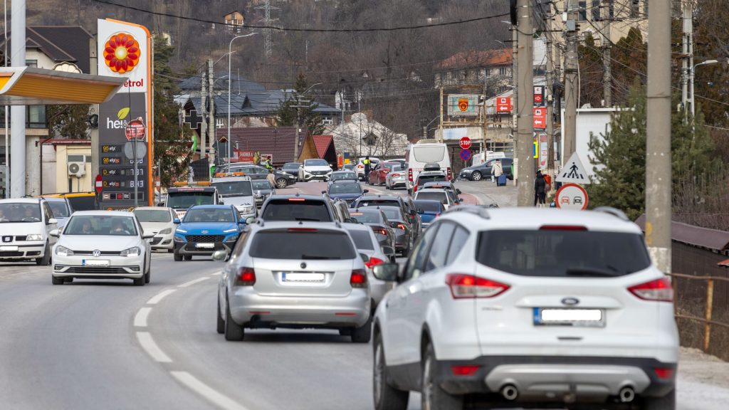 Cozi infernale pe Valea Prahovei: DN1 și DN7 blocate, atenție la rute!