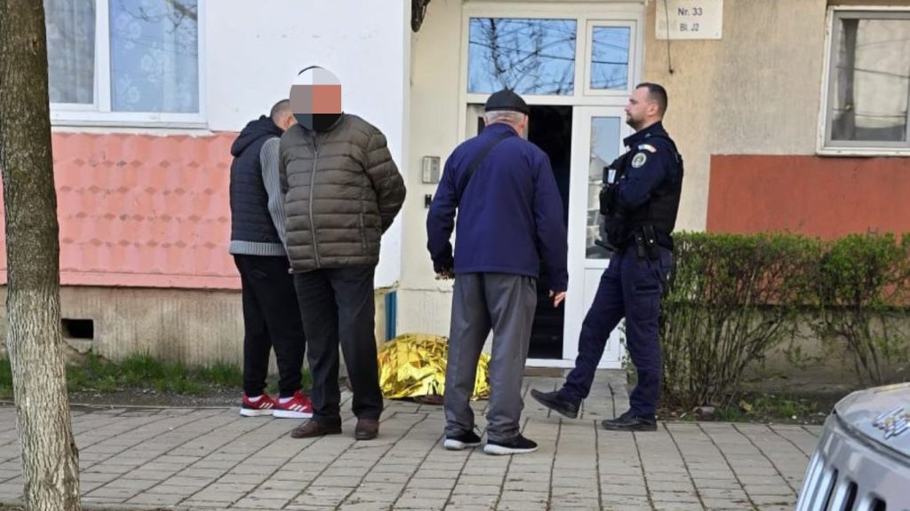 Un bărbat a murit după ce a căzut pe scări, medicii încercând fără succes resuscitarea Un bărbat a decedat în urma unei căderi pe scări, în ciuda eforturilor echipajelor medicale de a-l salva