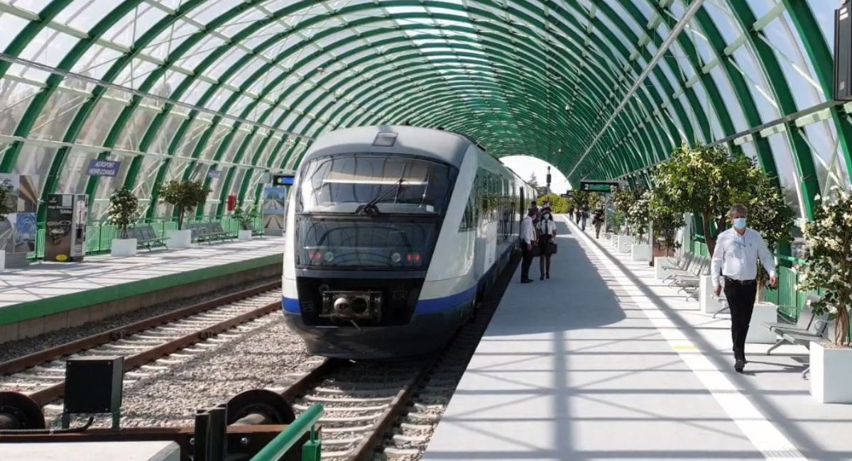 Deviere pe ruta spre Otopeni: Pasageri, puși să meargă pe jos!