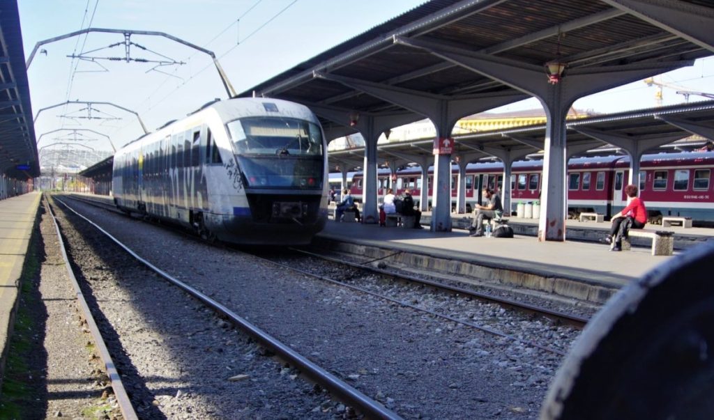 Mai multe trenuri spre și dinspre București au acumulat întârzieri considerabile, fiind blocate din cauza unui copac căzut pe calea ferată