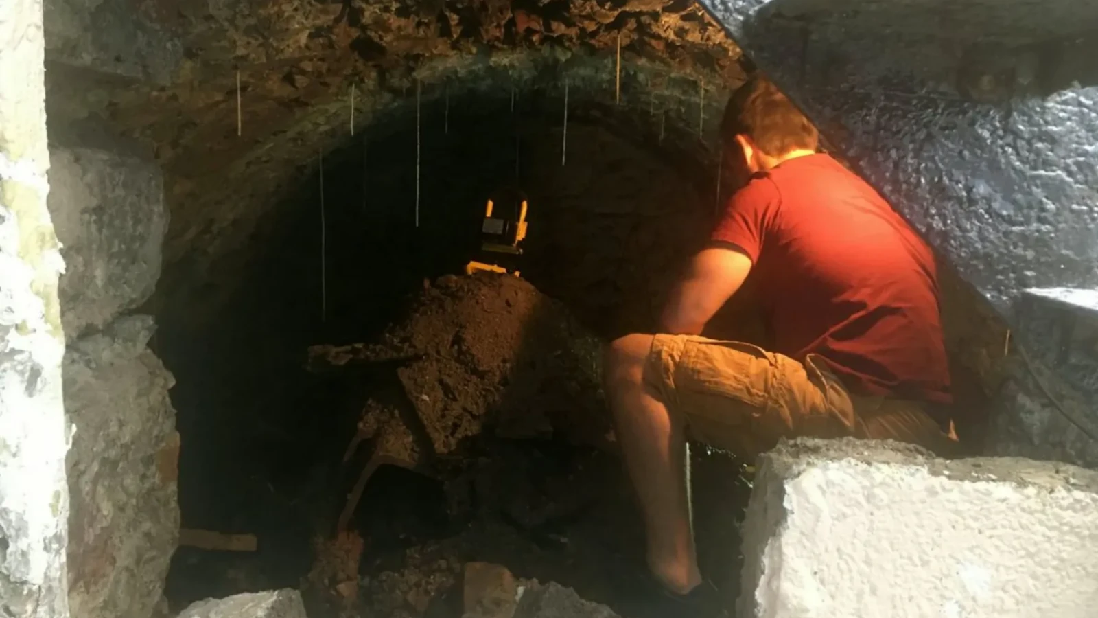 Bărbat din România, șocat: A găsit „poarta către 1900” în timpul renovărilor