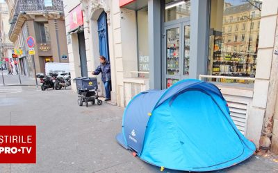 Un bărbat fără adăpost, angajat la magazinul în fața căruia cerșea. Continuă să doarmă într-un cort, dar are un loc de muncă
