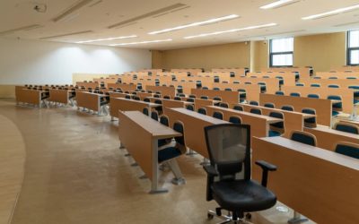 Români trecuți de 40 de ani, la facultate. Record la Universitatea din București!