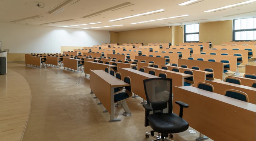 Români trecuți de 40 de ani, la facultate. Record la Universitatea din București!