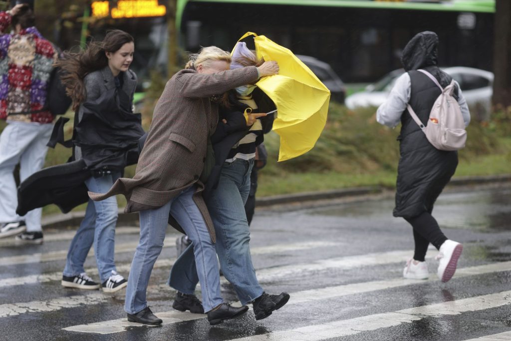 Vântul puternic lovește țara: Avertisment METEO pentru București