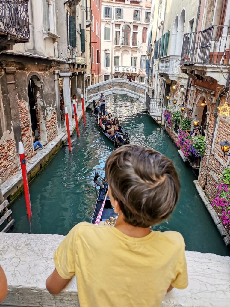 Orașul VENEȚIA reintroduce taxa de acces de 10 euro pentru vizitatorii de o zi, o măsură menită să gestioneze fluxul turistic masiv și să protejeze patrimoniul cultural