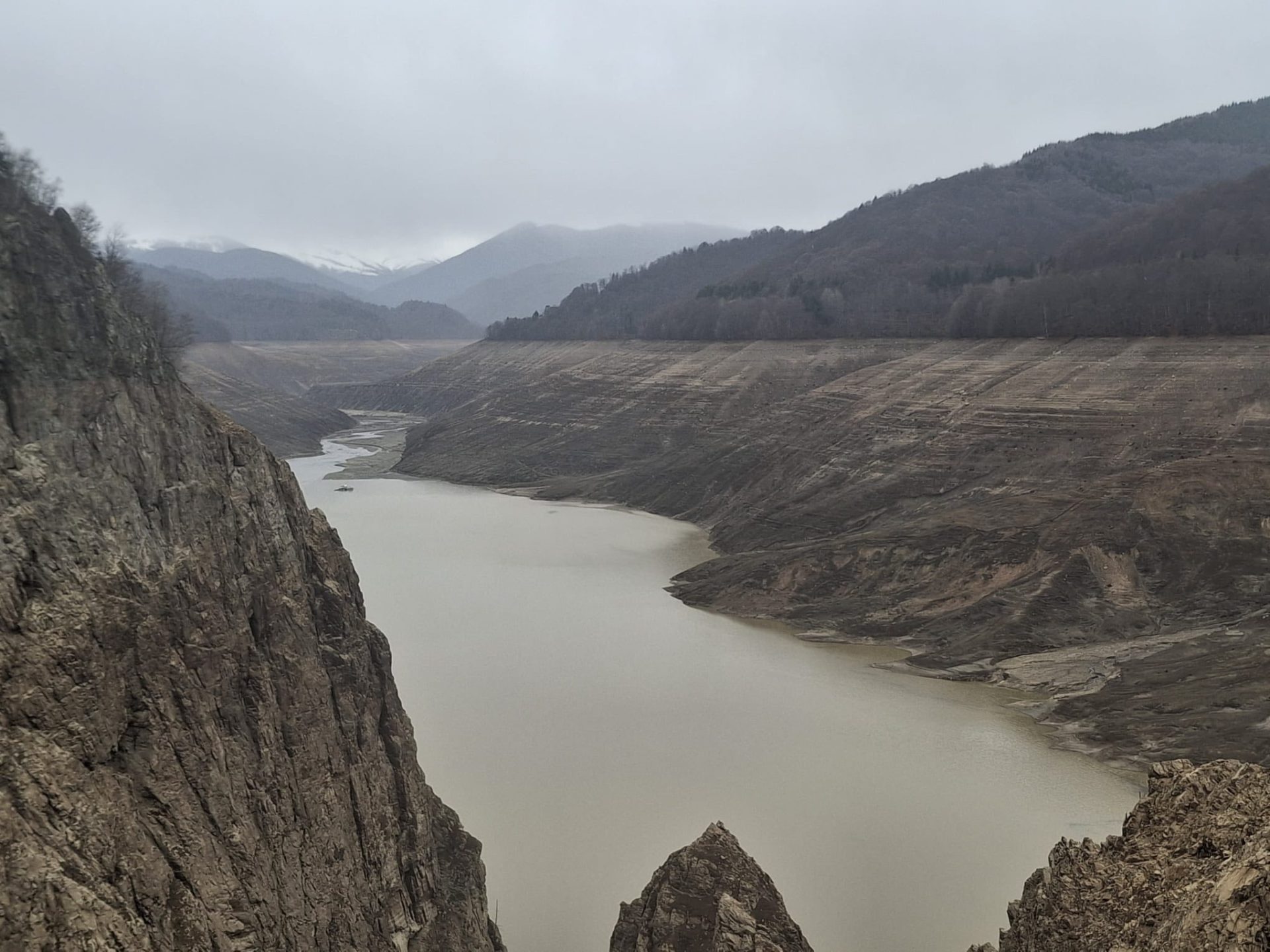 Reumplerea lacului VIDRARU a început, finalizarea fiind estimată pentru luna octombrie, conform datelor hidrologice favorabile