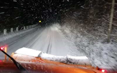 Zăpadă mare în Vâlcea: DN7A blocat, utilajele acționează