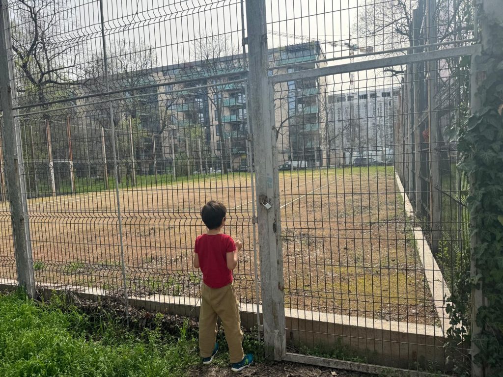 Apel disperat pentru salvarea Bazei Sportive Cireșarii: Locuitorii solicită intervenții urgente Aproape o mie de persoane au semnat o petiție online prin care cer autorităților să ia măsuri imediate pentru salvarea Bazei Sportive Cireșarii, situată în zona Domenii-Grivița-Chibrit din București