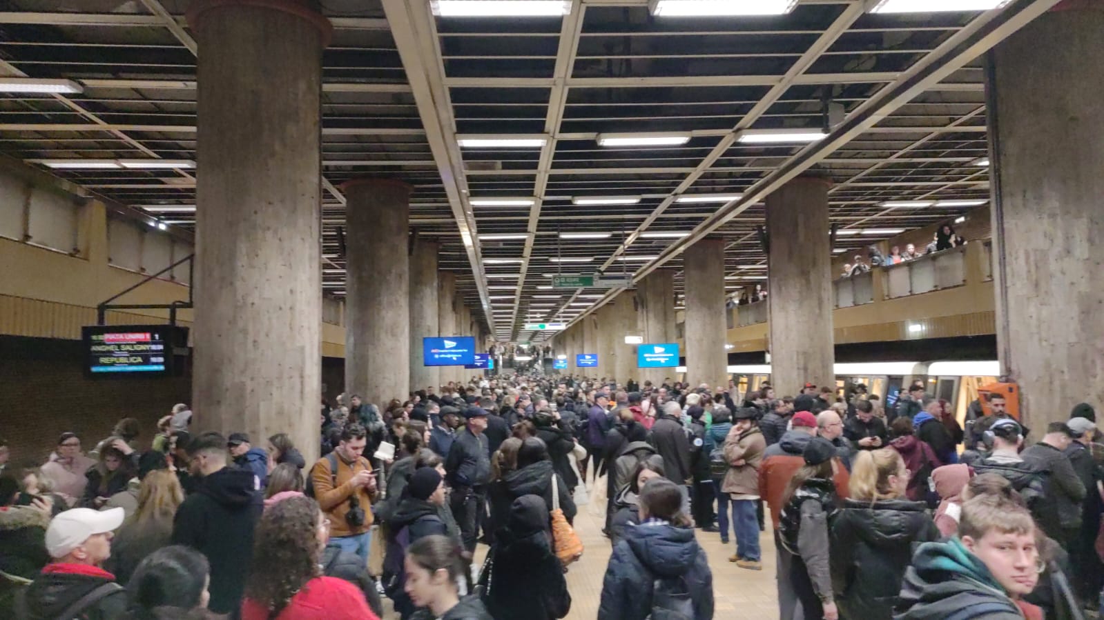 Panică și aglomerație la metrou în Piața Unirii 1, după o urgență medicală Circulația trenurilor de metrou a fost perturbată joi după-amiază în stația Piața Unirii 1, pe sensul către Eroilor 1, din cauza unei intervenții medicale