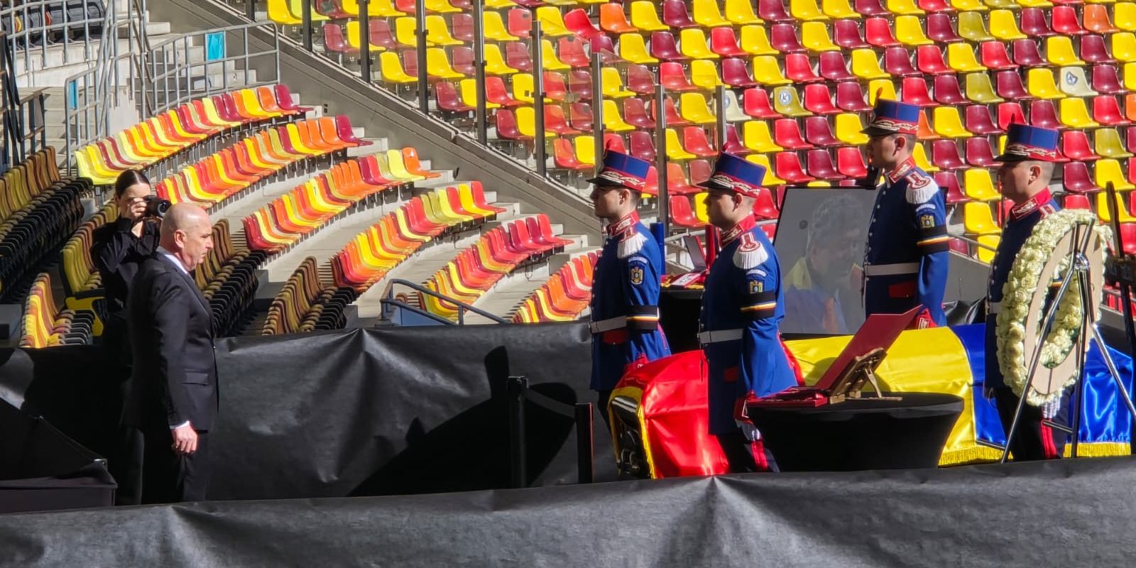 Ultimul omagiu pentru Mircea Lucescu: Daniel Pancu, în genunchi la Arena Națională