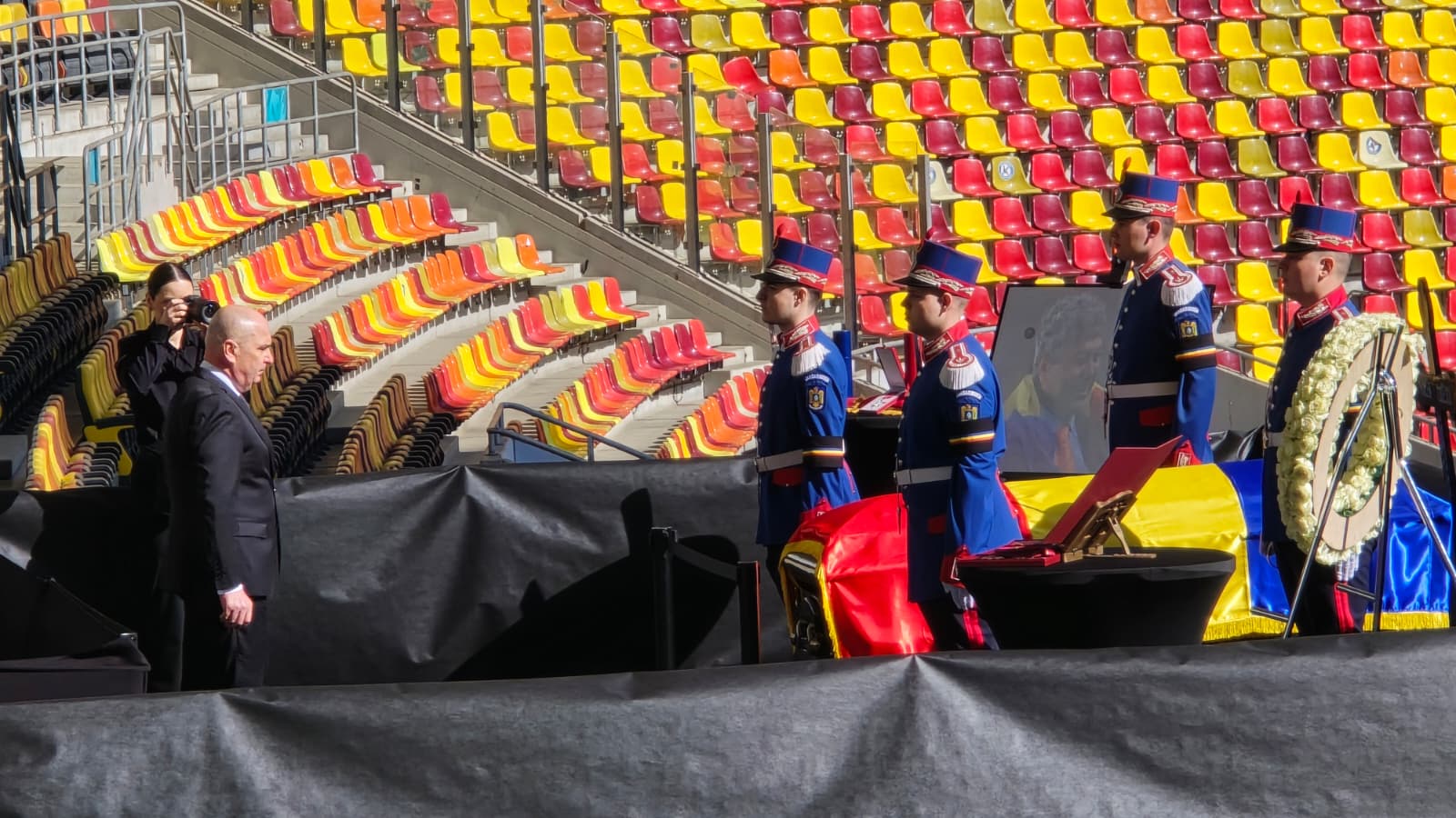 Sicriul lui Mircea Lucescu a fost depus joi la Arena Națională din București, permițând oamenilor să-i aducă un ultim omagiu legendarului antrenor