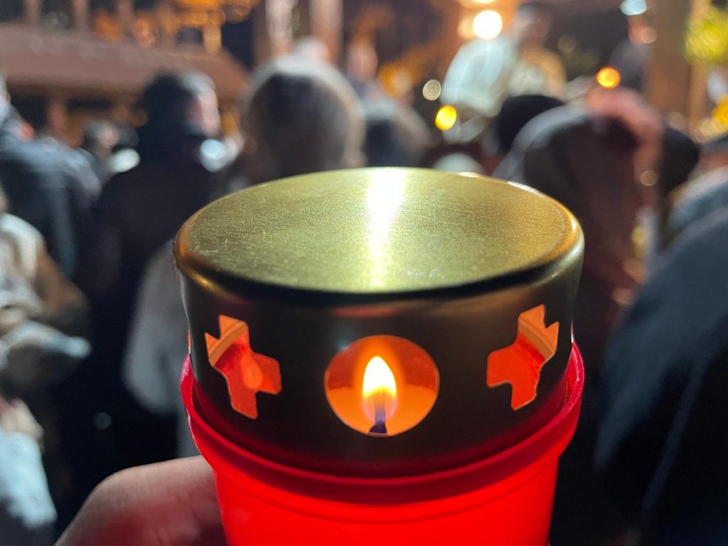 Slujbă și drujbă: Învierea într-o biserică sub amenințarea copacilor uciși