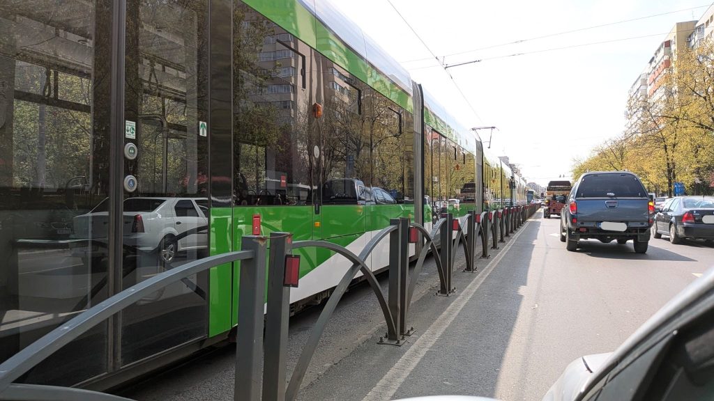 Linia 21, blocată pe Șos. Colentina: Un călător STB are nevoie de ajutor medical